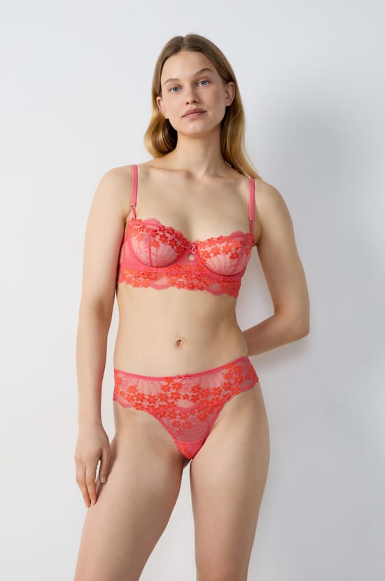 String en dentelle;${refinementColor}