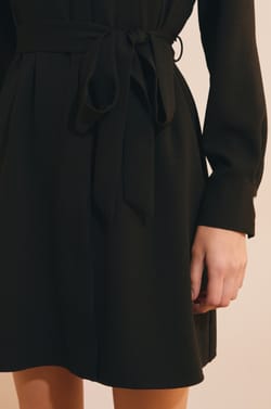 Robe col polo avec d&eacute;tails &agrave; nouer;${refinementColor}