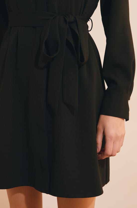 Robe col polo avec d&eacute;tails &agrave; nouer;${refinementColor}