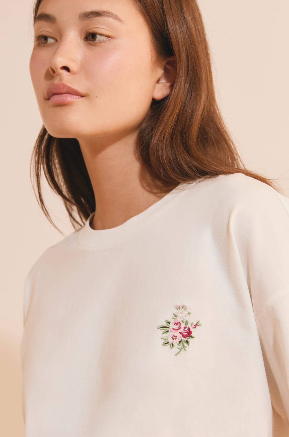 T-Shirt aus Baumwolle mit Blumen-Illustration;${refinementColor}