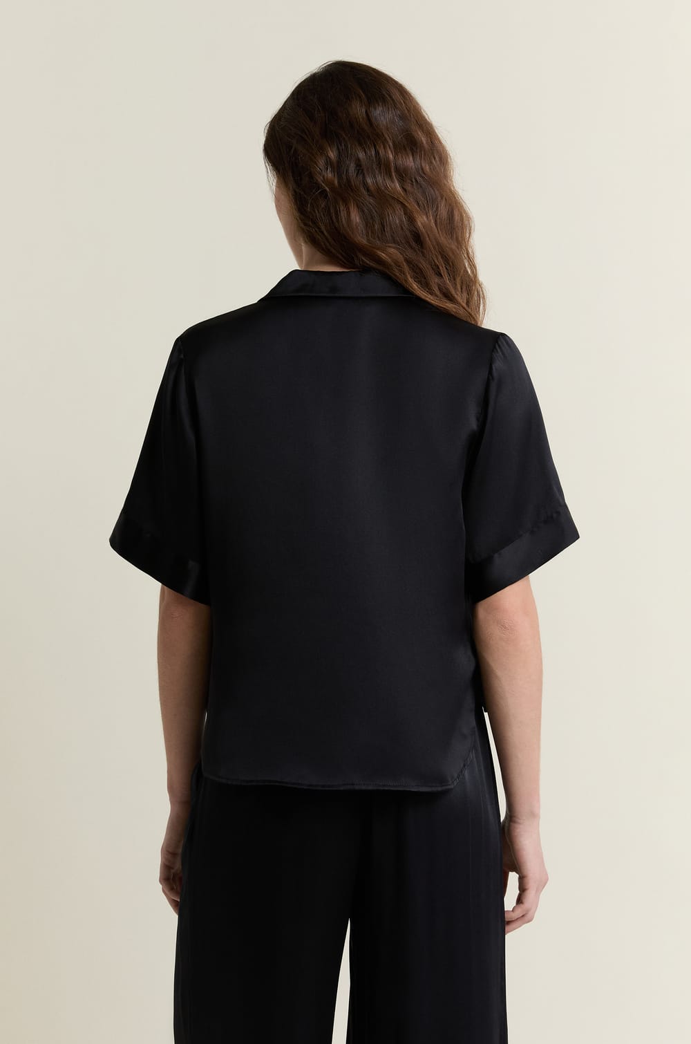 Short-sleeved silk pyjama shirt;${refinementColor}