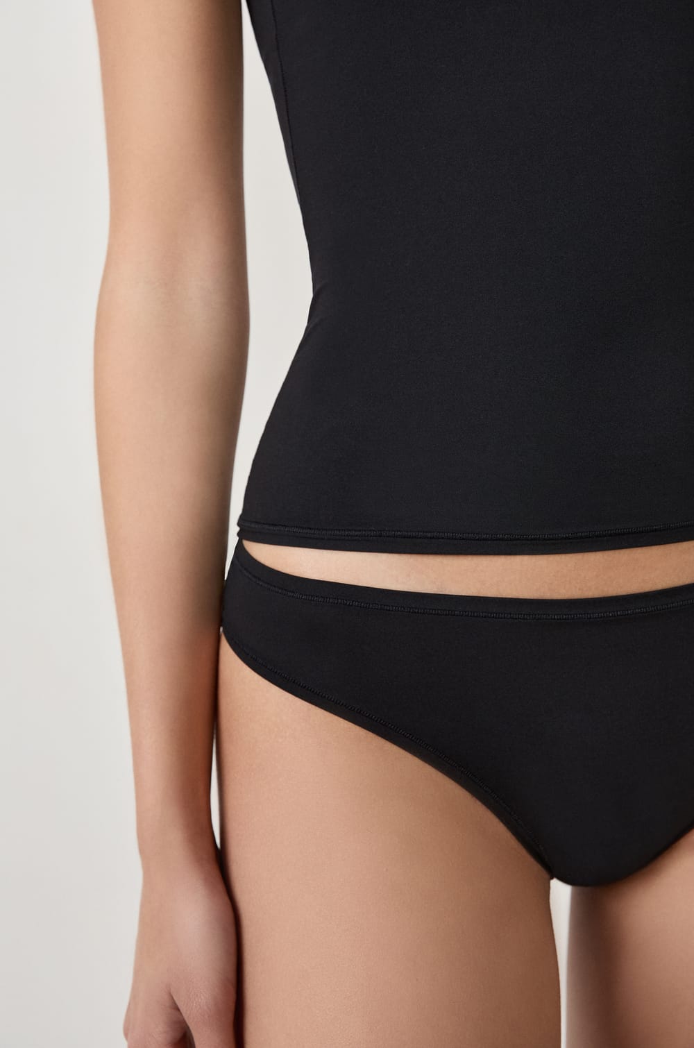 Tanga en microfibre;${refinementColor}