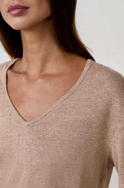 T-shirt col V 100% lin;${refinementColor}