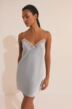 Nuisette de pyjama satin&eacute;e avec d&eacute;tail en dentelle;${refinementColor}