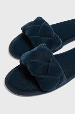 Velvet flip-flop slippers;${refinementColor}