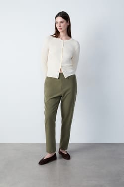 Gilet à boutons en maille;${refinementColor}