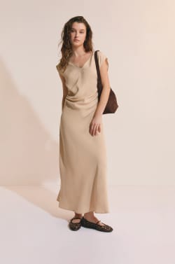 Robe longue &agrave; col b&eacute;nitier;${refinementColor}