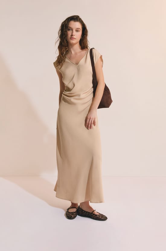 Robe longue &agrave; col b&eacute;nitier;${refinementColor}