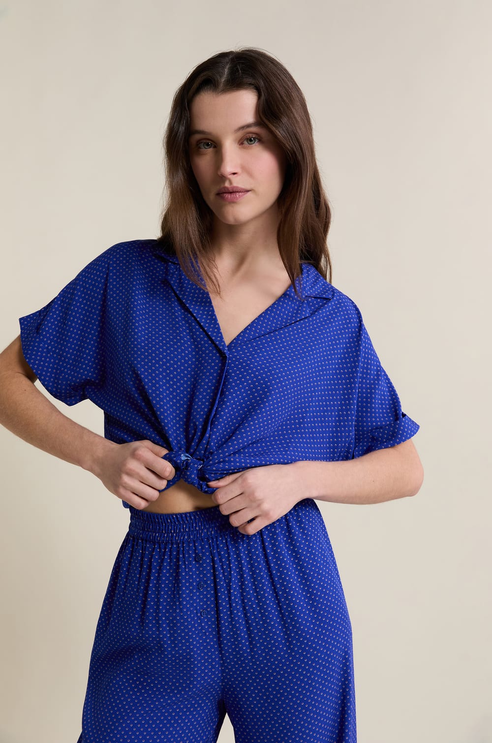 Koszula piżamowa z kr&oacute;tkimi rękawami w groszki;${refinementColor}