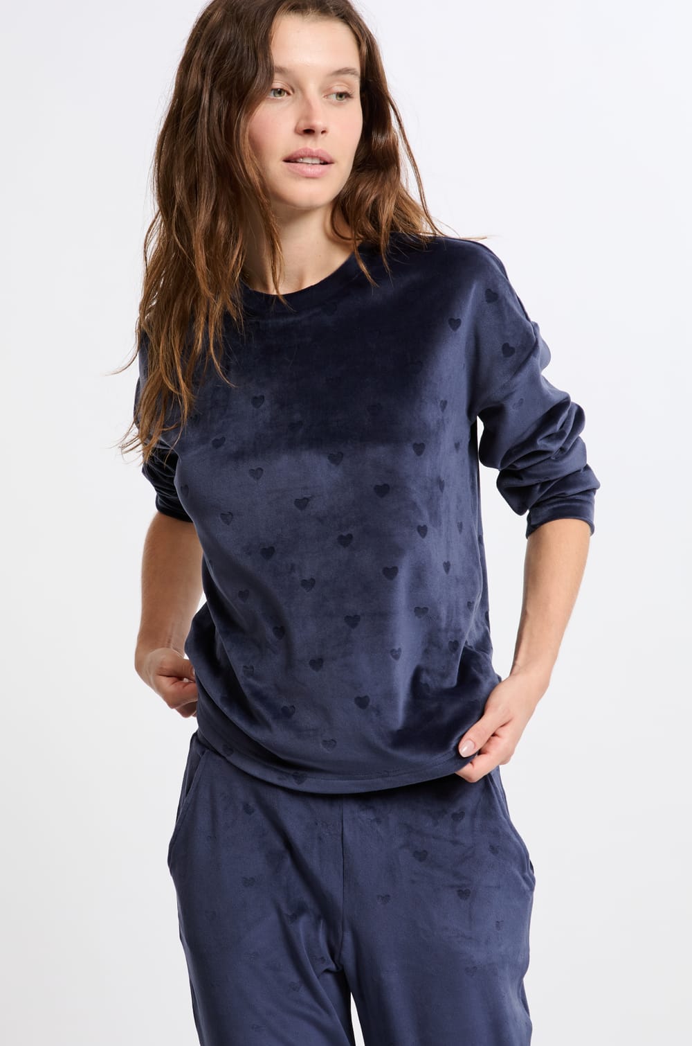 Pyjama 2 pièces à motifs coeurs effet velours;${refinementColor}