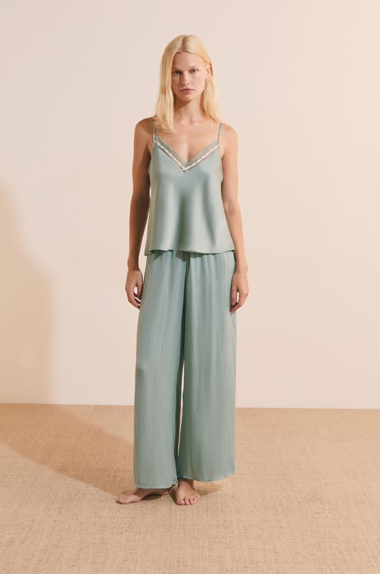 Caraco de pyjama satin&eacute; avec dentelle;${refinementColor}