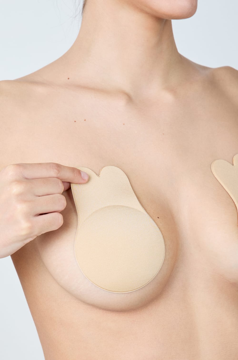 Lifting adhesive bra in fabric;${refinementColor}