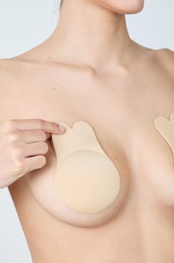 Lifting adhesive bra in fabric;${refinementColor}