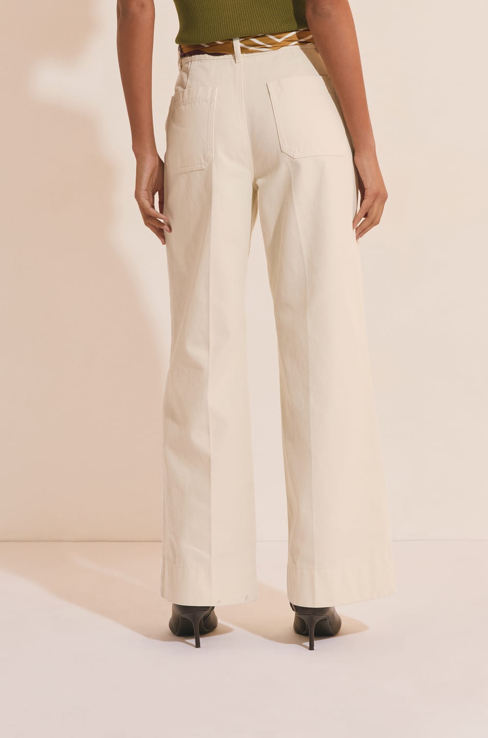 Pantal&oacute;n ancho con bolsillos delanteros;${refinementColor}