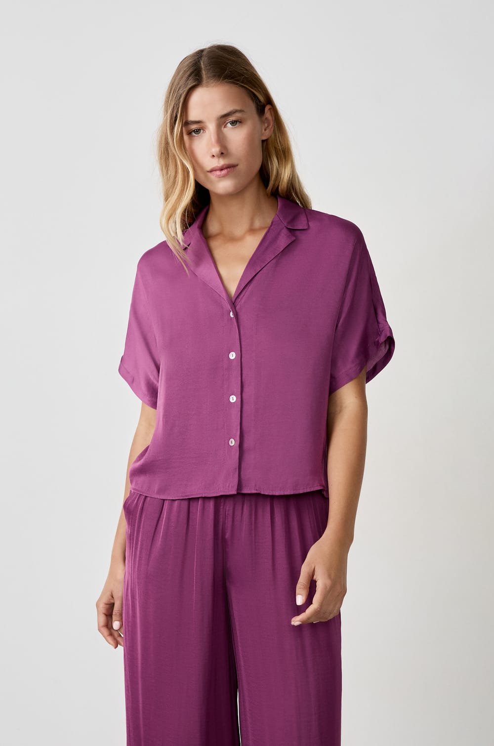 Chemise manches courtes satinée;${refinementColor}