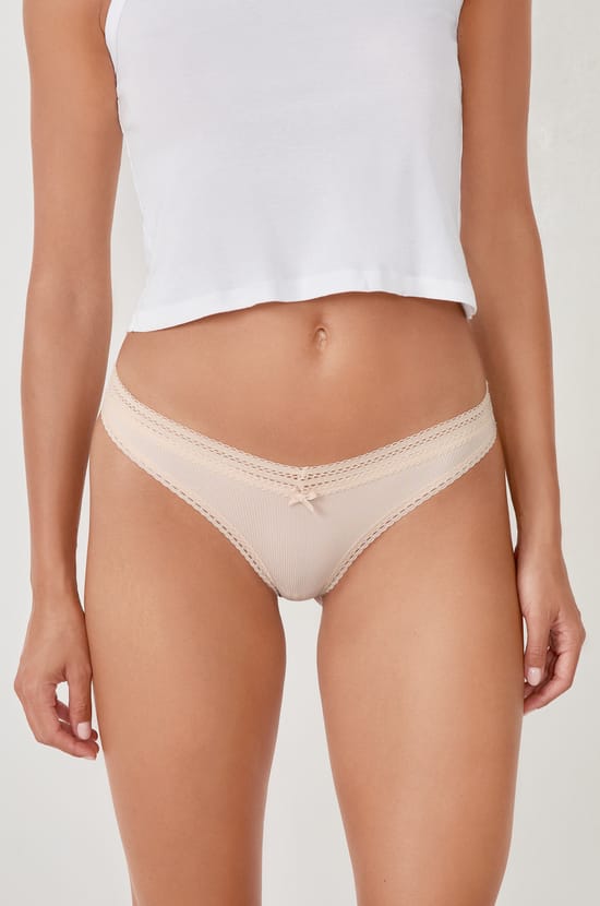 Hoch ausgeschnittener Tanga mit Details aus Spitze;${refinementColor}