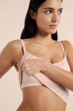 T&iacute;lko z mikrovl&aacute;kna a krajky s integrovanou podprsenkou a vycp&aacute;vkami;${refinementColor}