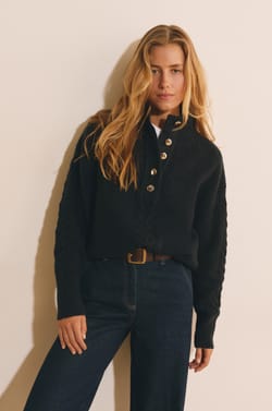 Pull manches longues avec d&eacute;tail bouton dor&eacute;;${refinementColor}