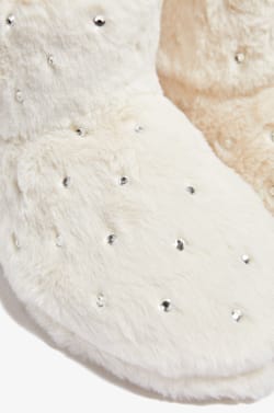 Chaussons bottines en fourrure &agrave; strass;${refinementColor}