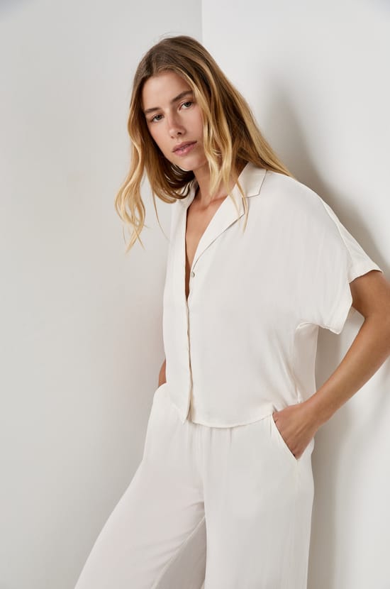 Chemise manches courtes satinée;${refinementColor}