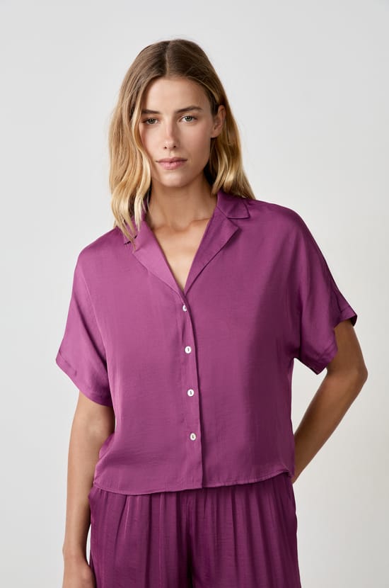Chemise manches courtes satinée;${refinementColor}