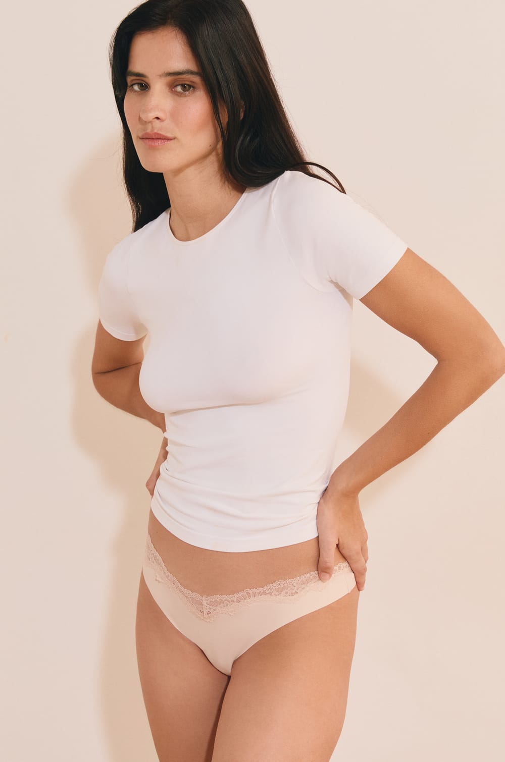 Tanga avec d&eacute;tail dentelle;${refinementColor}
