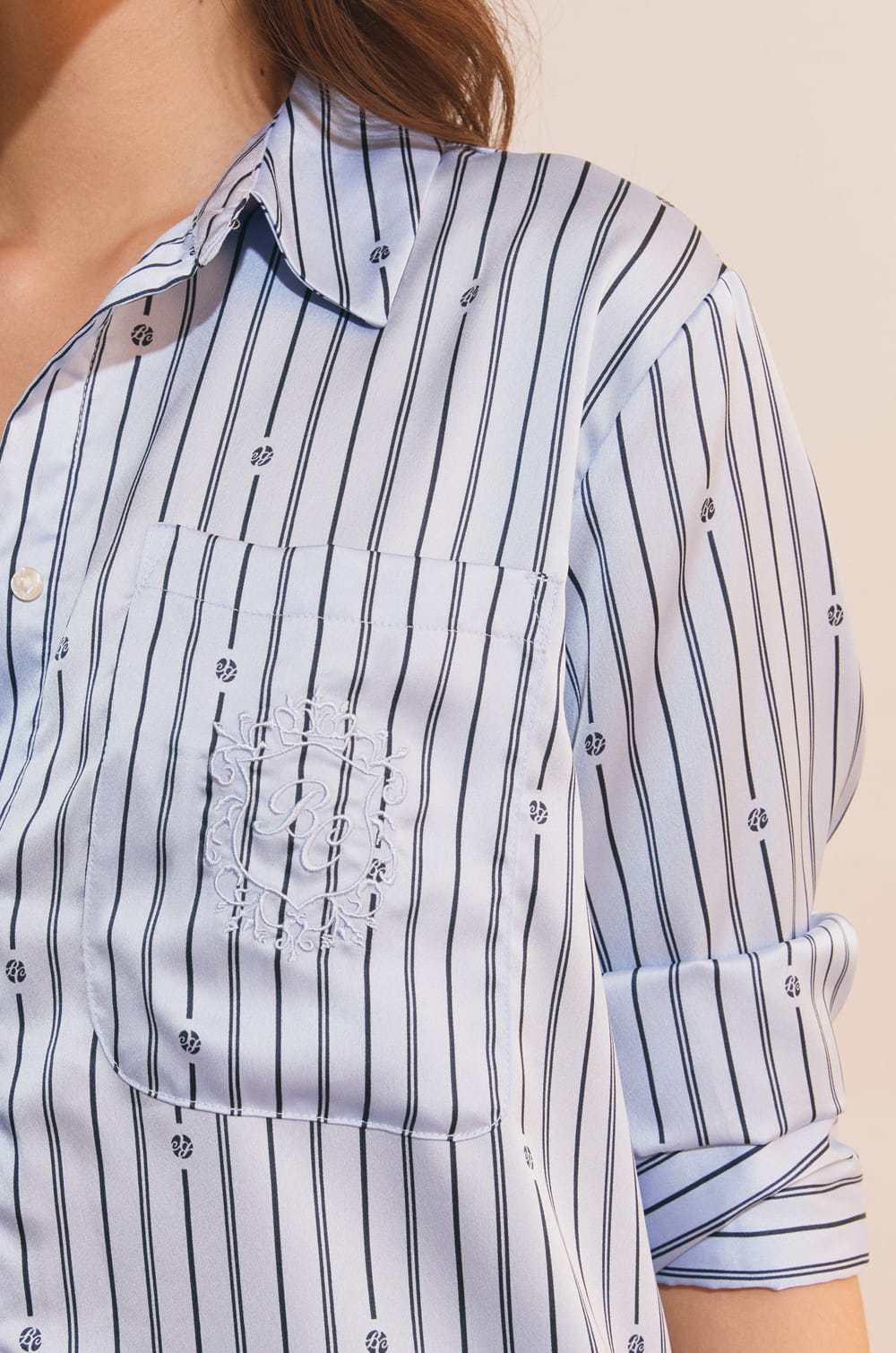 Chemise de pyjama &agrave; rayures satin&eacute;e;${refinementColor}