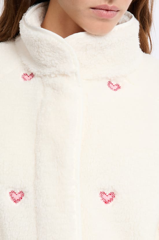 Veste à motifs coeurs effet polaire;${refinementColor}
