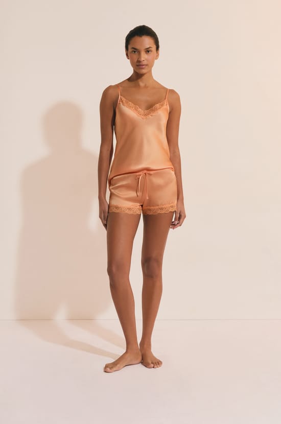 Short de pyjama en soie d&eacute;tails dentelle;${refinementColor}