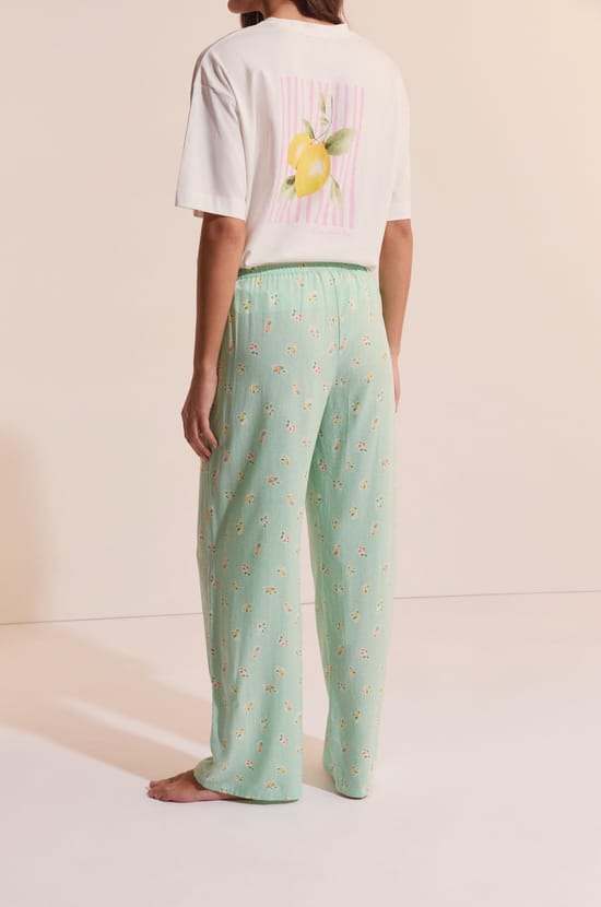 Pantalon de pyjama &agrave; motifs fleurs;${refinementColor}