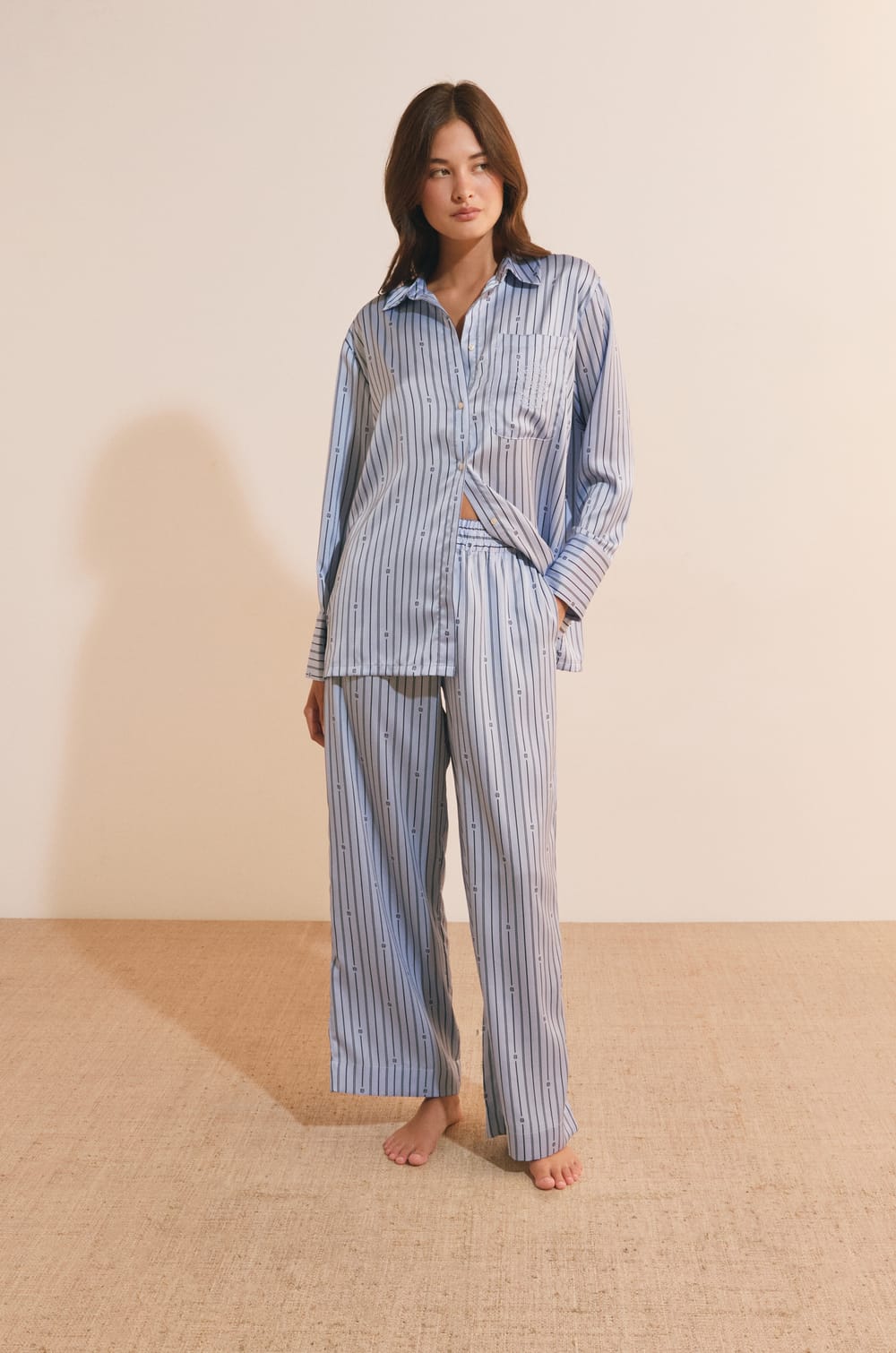 Chemise de pyjama &agrave; rayures satin&eacute;e;${refinementColor}
