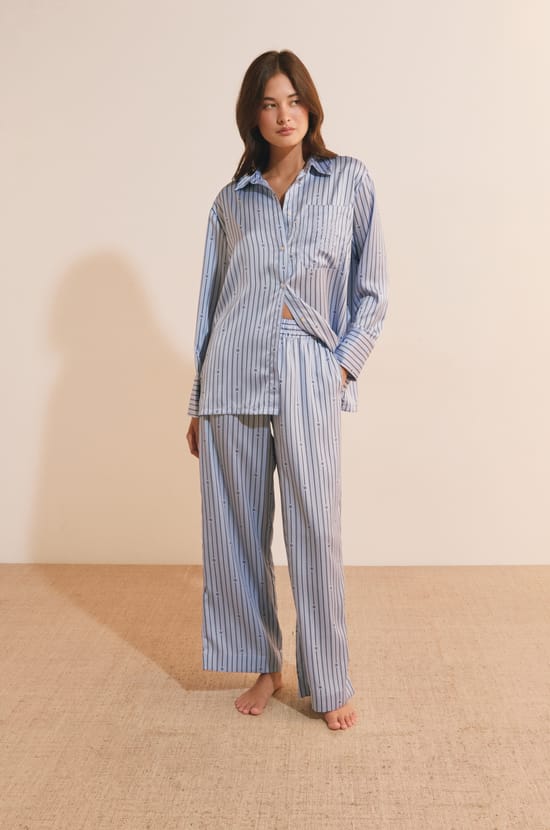 Chemise de pyjama &agrave; rayures satin&eacute;e;${refinementColor}