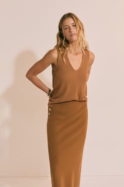 T-shirt sans manches col V;${refinementColor}