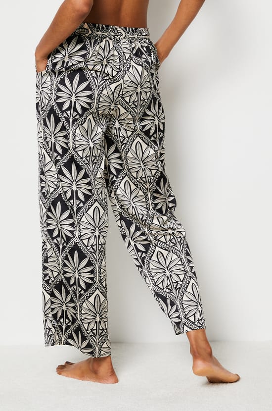 Pantalón con estampado floral;${refinementColor}