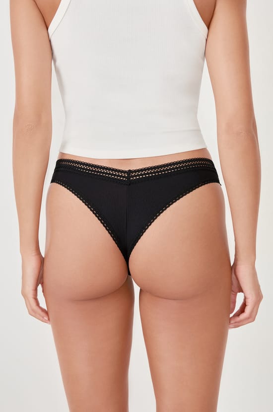 Hoch ausgeschnittener Tanga mit Details aus Spitze;${refinementColor}