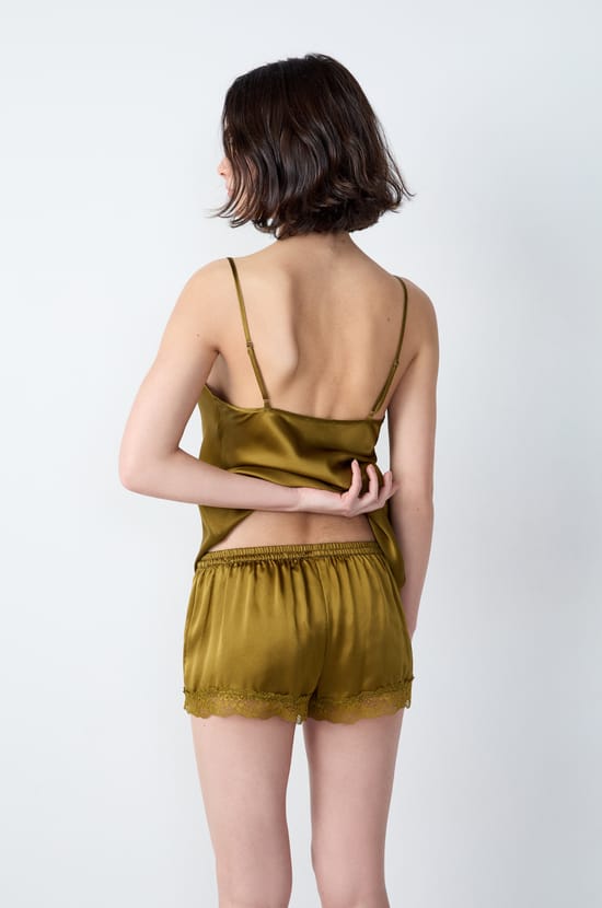 Short de pyjama en soie détails dentelle;${refinementColor}