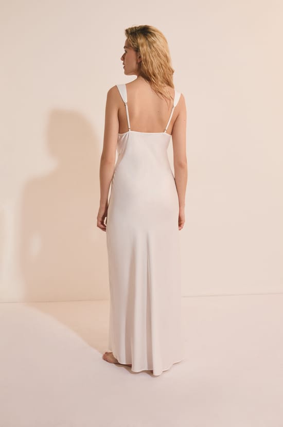 Nuisette satin&eacute;e avec d&eacute;tails en dentelle;${refinementColor}