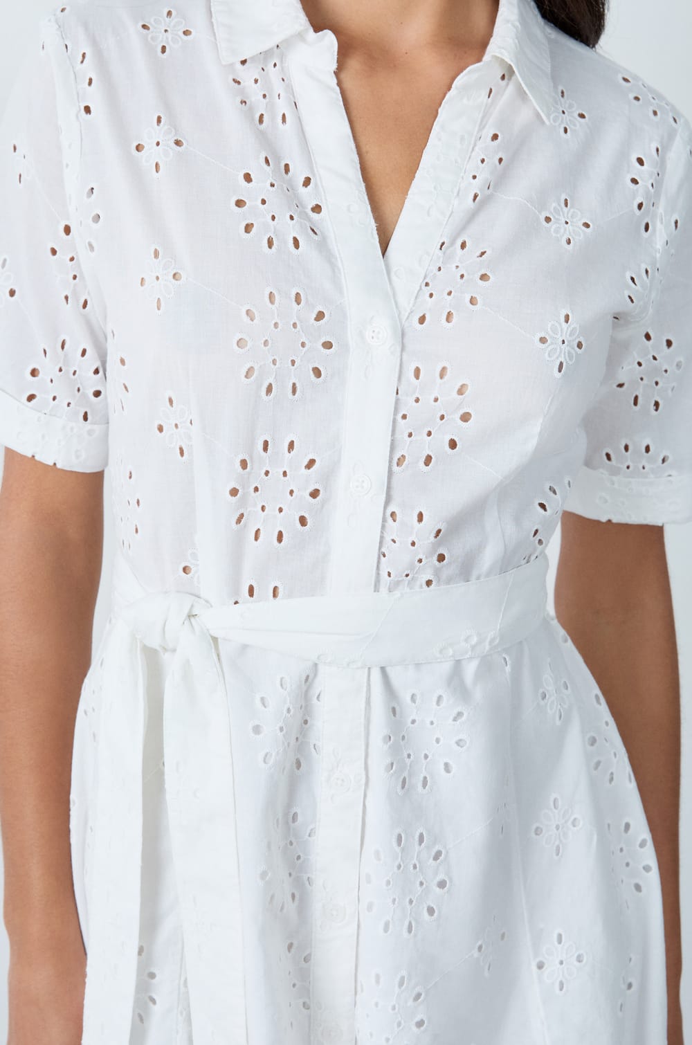 Vestido corto de bordado inglés;${refinementColor}