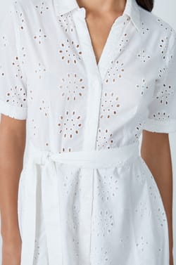 Vestido corto de bordado inglés;${refinementColor}