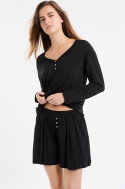  Pantalón corto de pijama liso;${refinementColor}