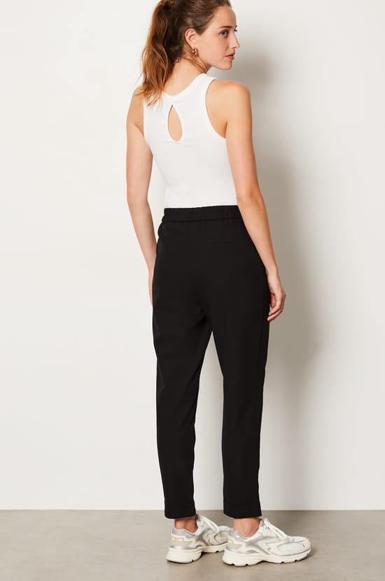 Trousers with a cigarette cut;${refinementColor}