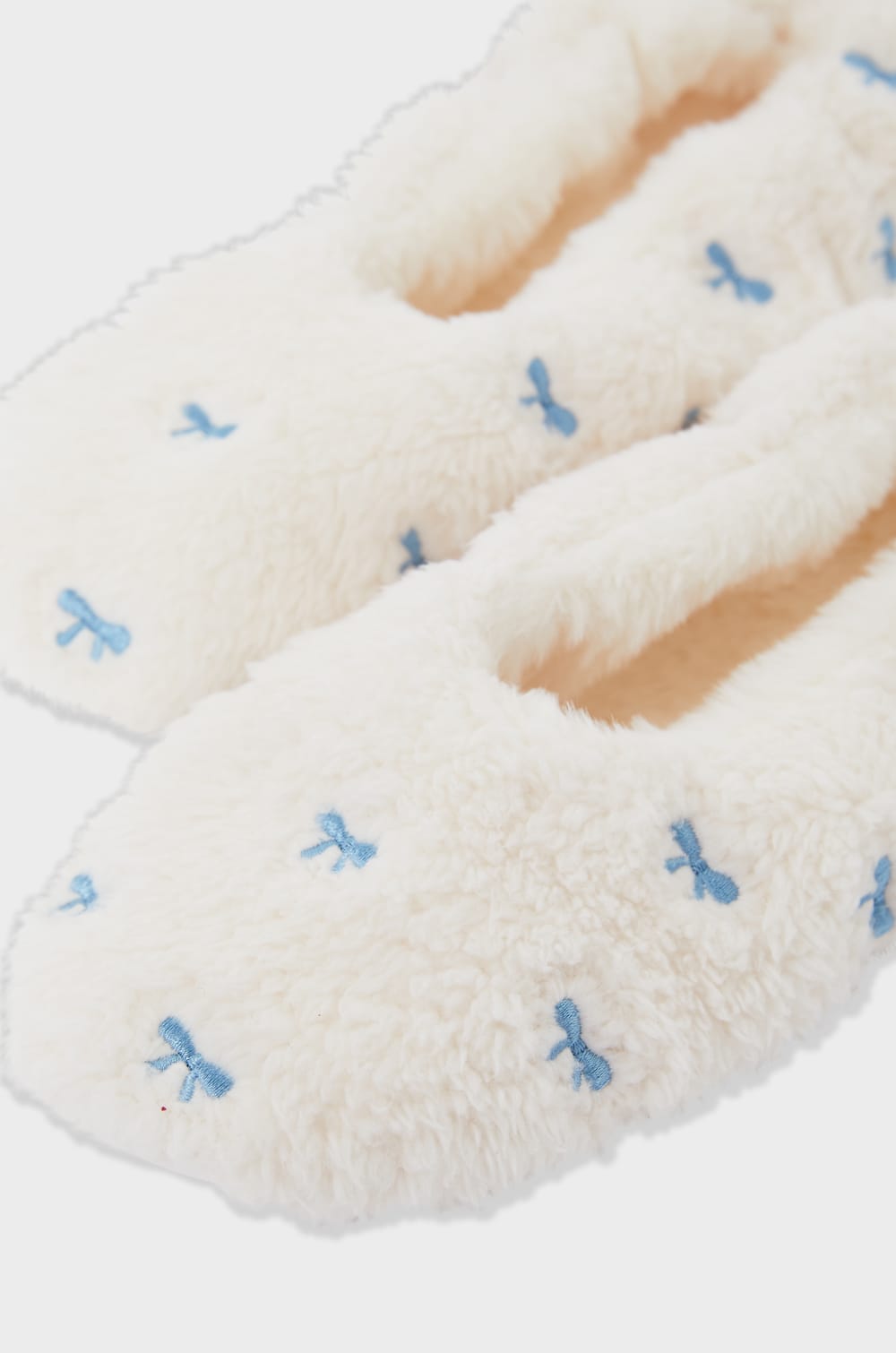 Kapcie w sztucznym futerku z motywami;${refinementColor}