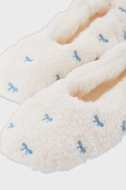 Kapcie w sztucznym futerku z motywami;${refinementColor}