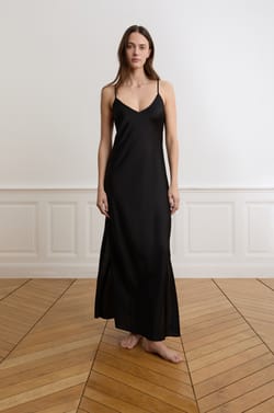 Nuisette longue &agrave; d&eacute;tails brod&eacute;s;${refinementColor}