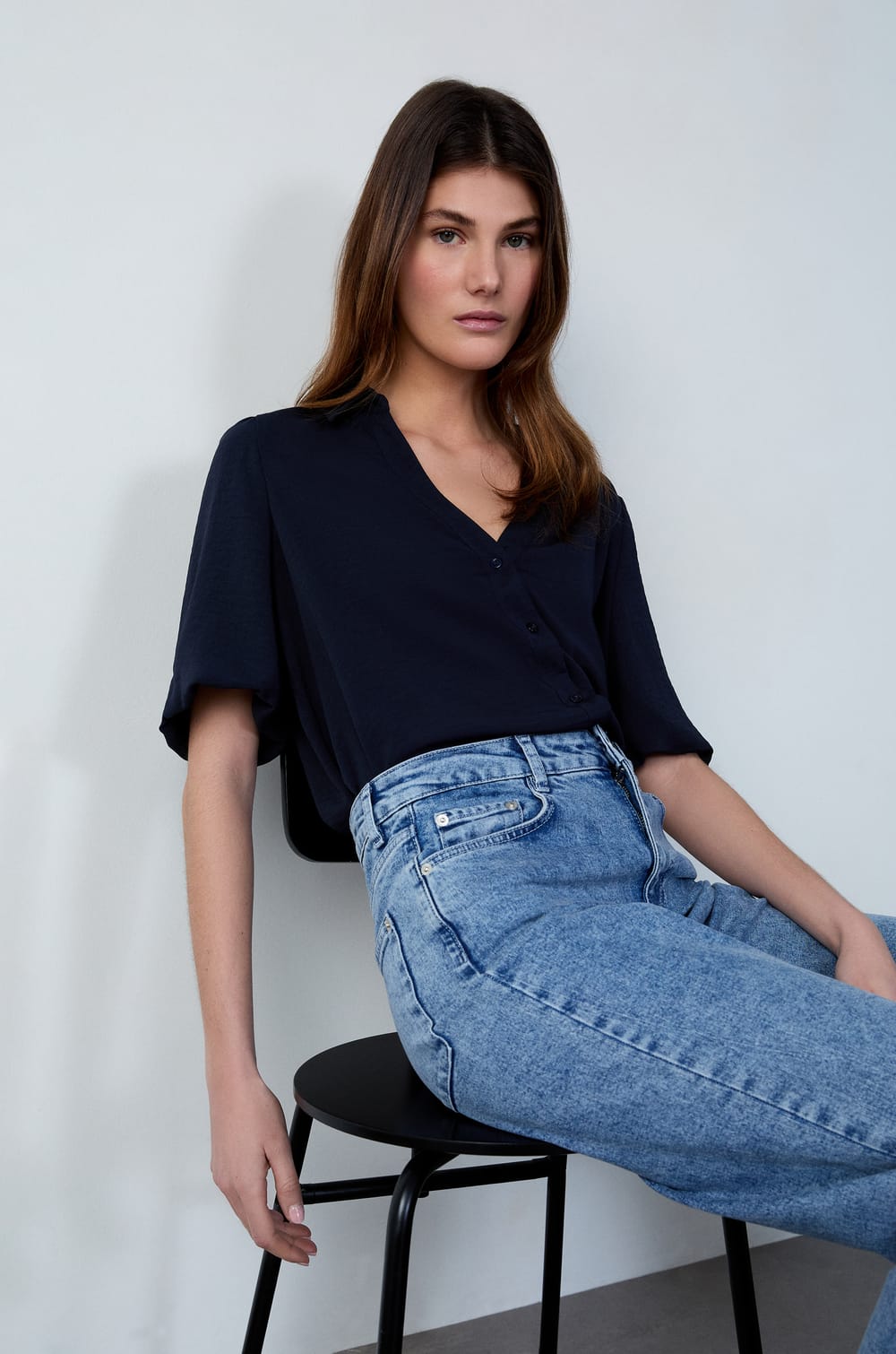 V-neck short-sleeved shirt;${refinementColor}