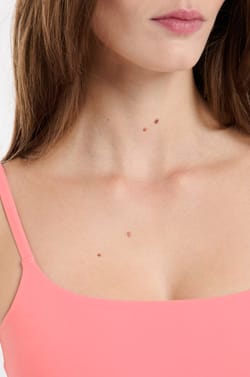 Top en microfibre avec brassière intégrée;${refinementColor}