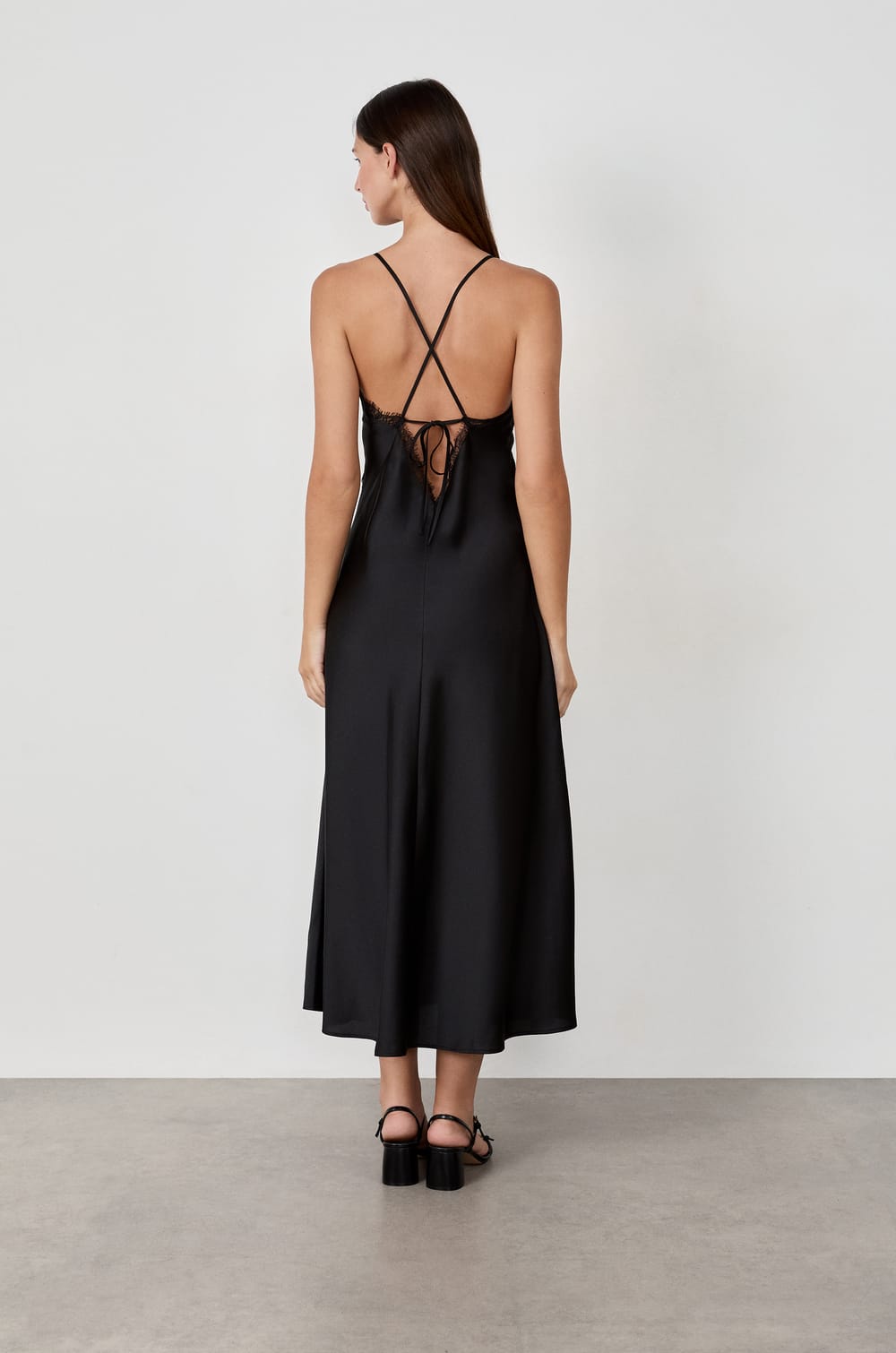 Long dress with lace collar;${refinementColor}