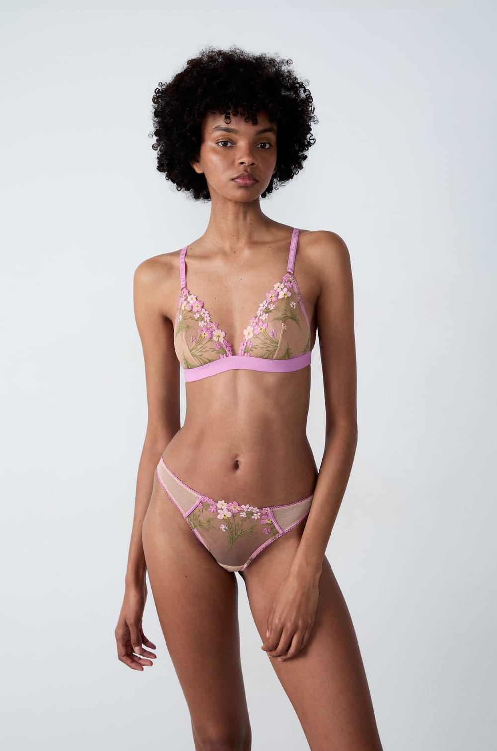 Soutien-gorge N.8 - Le triangle sans armatures brodé;${refinementColor}