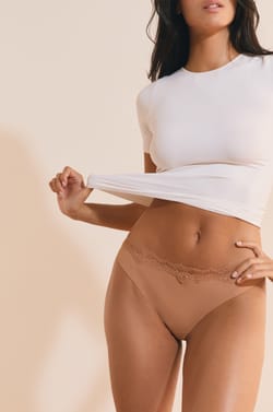 Tanga de microfibra con detalles de encaje;${refinementColor}