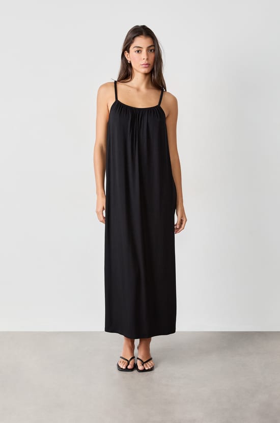 Robe longue à fines bretelles;${refinementColor}